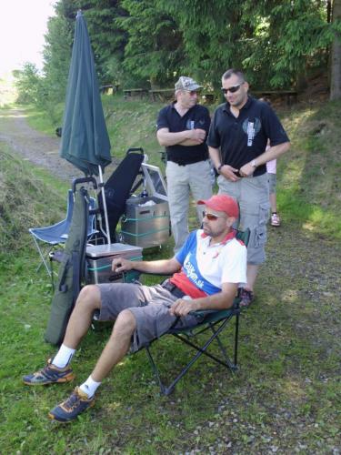WaitingI. Hos relaxing before run, M. Kazda and V. Polivka behind